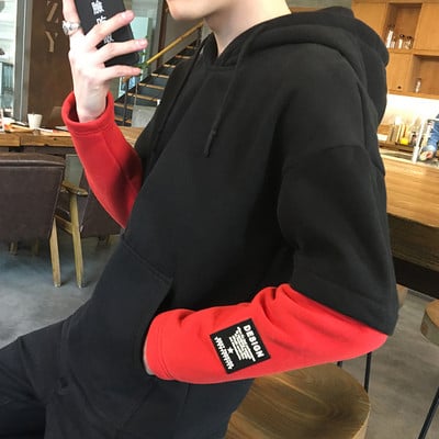 Ένα casual άνδρικό φούτερ με κουκούλα και μία πρακτική μεγάλη τσέπη