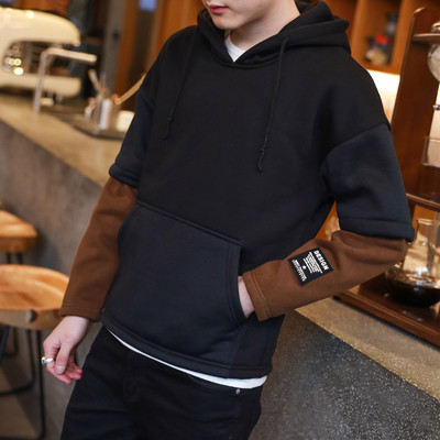 Ένα casual άνδρικό φούτερ με κουκούλα και μία πρακτική μεγάλη τσέπη