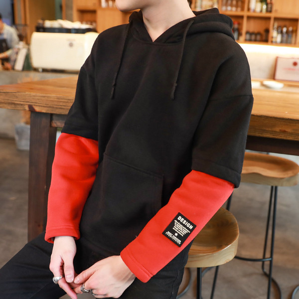 Ένα casual άνδρικό φούτερ  με κουκούλα και μία πρακτική μεγάλη τσέπη