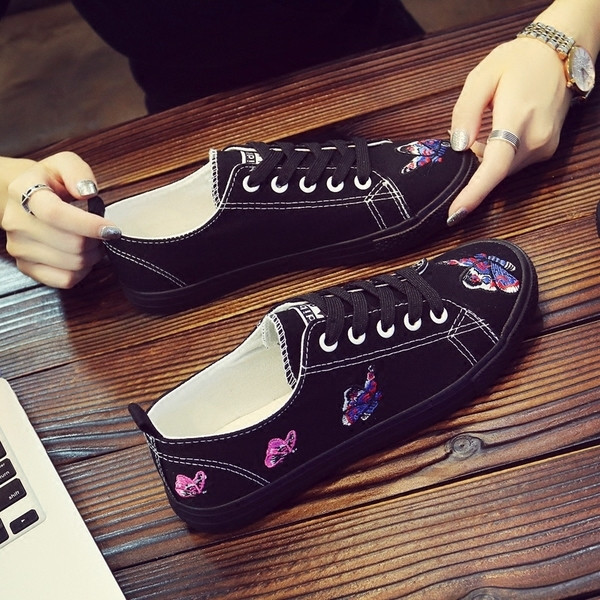 Καθημερινά γυναικεία αθλητικά παπούτσια με κεντήματα σε άσπρο και μαύρο χρώμα