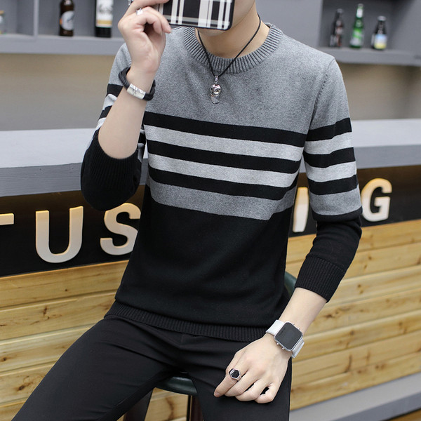 Αθλητικό-κομψό ανοιχτόχρωμο ανδρικό πουλόβερ  με κολάρο σε σχήμα O σε ρέοντα χρώματα