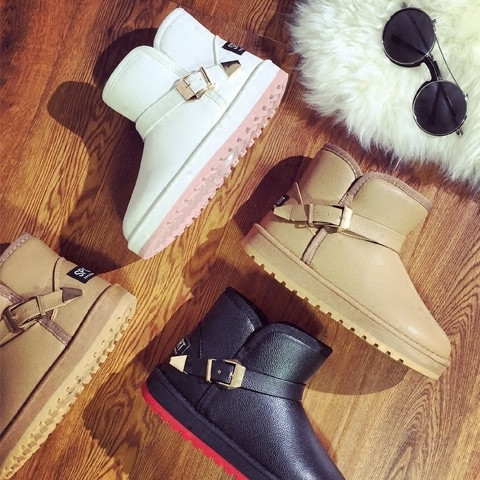 Ζεστές γυναικείες δερμάτινες μπότες