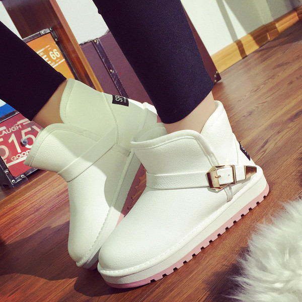 Ζεστές γυναικείες δερμάτινες μπότες