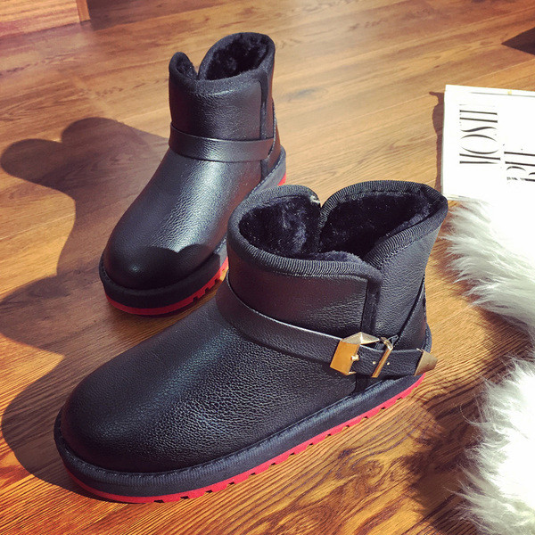 Ζεστές γυναικείες δερμάτινες μπότες