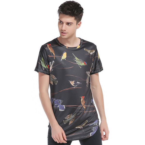 Ένα μεγάλο μακρυμάνικο ανδρικό T-shirt, σε σχήμα O γιακά 