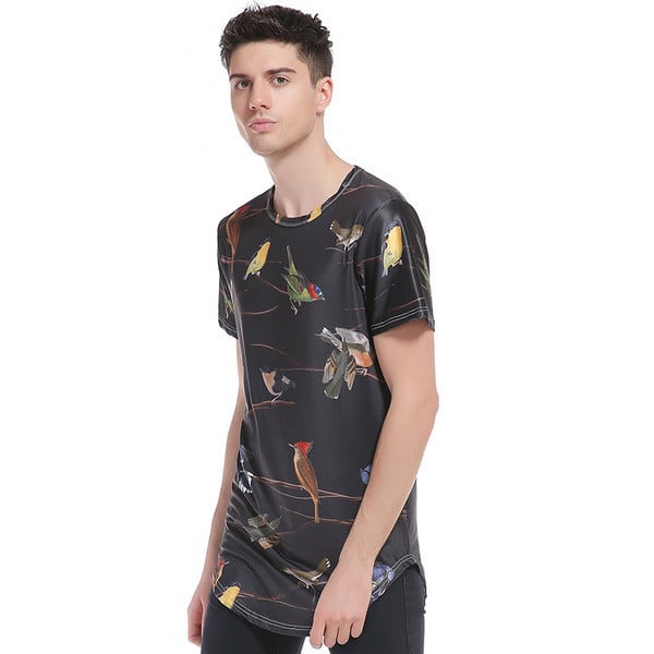 Ένα μεγάλο μακρυμάνικο ανδρικό T-shirt, σε σχήμα O γιακά 