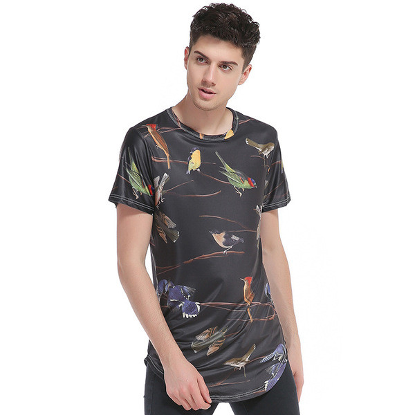 Ένα μεγάλο μακρυμάνικο ανδρικό T-shirt, σε σχήμα O γιακά 