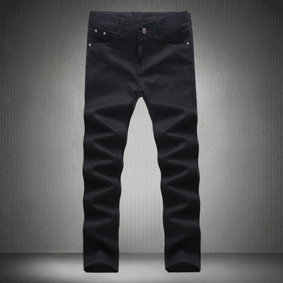 Καθαρό μοντέλο ανδρικό λεπτό  τζιν σε μαύρο χρώμα