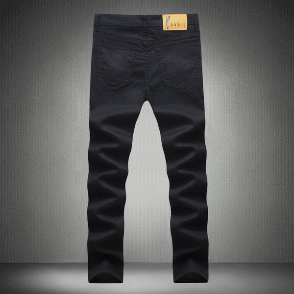 Καθαρό μοντέλο ανδρικό λεπτό  τζιν σε μαύρο χρώμα