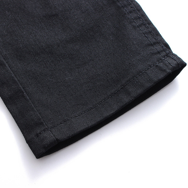 Καθαρό μοντέλο ανδρικό λεπτό  τζιν σε μαύρο χρώμα