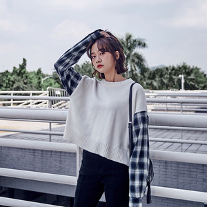 Κομψό γυναικέιο πουλόβερ με πολύχρωμα μανίκια