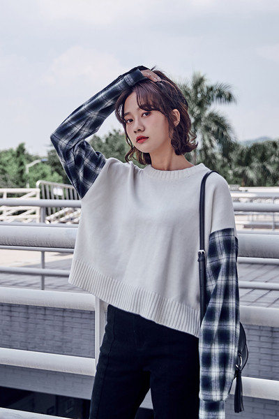 Κομψό γυναικέιο πουλόβερ  με πολύχρωμα μανίκια