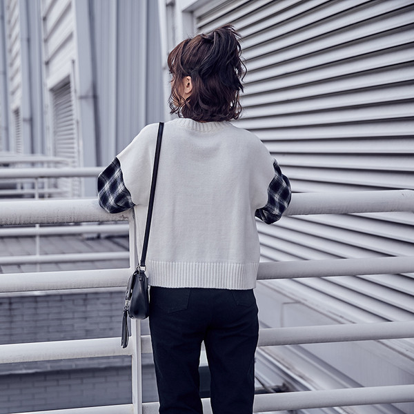 Κομψό γυναικέιο πουλόβερ  με πολύχρωμα μανίκια