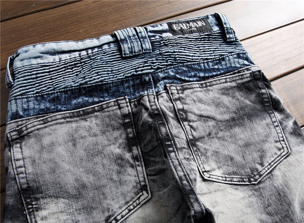 Εξαιρετικά ανδρικά  τζιν  σε χρώμα που ρέει