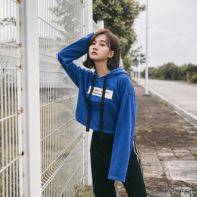 Κοντή σπορ γυναικεια μπλούζα με κουκούλα