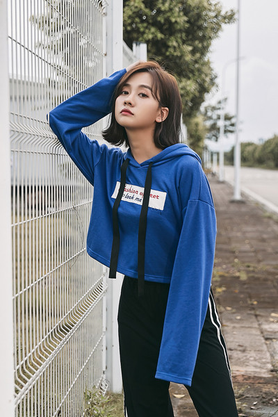 Κοντή σπορ γυναικεια μπλούζα με κουκούλα