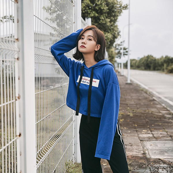 Κοντή σπορ γυναικεια μπλούζα με κουκούλα