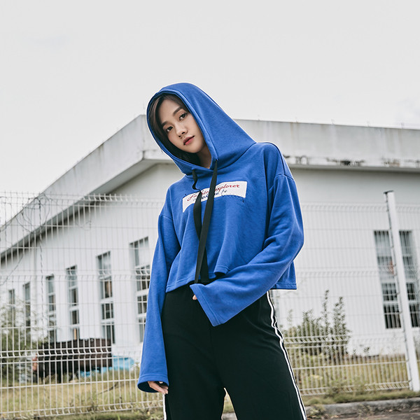 Κοντή σπορ γυναικεια μπλούζα με κουκούλα