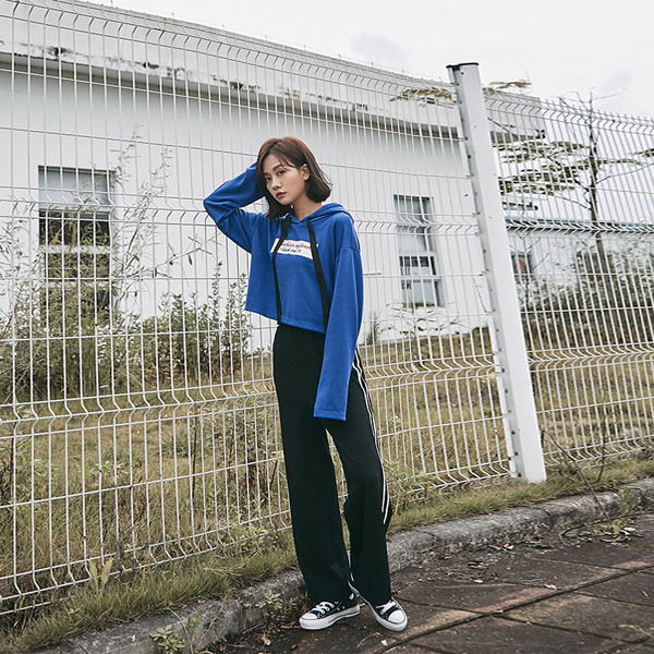 Κοντή σπορ γυναικεια μπλούζα με κουκούλα