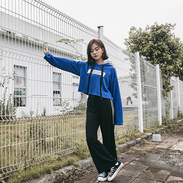 Κοντή σπορ γυναικεια μπλούζα με κουκούλα