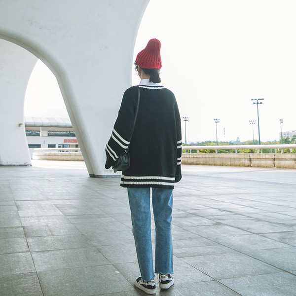 Πλεκτή γυναικεία ζακέτα σε κόκκινο και μαύρο χρώμα