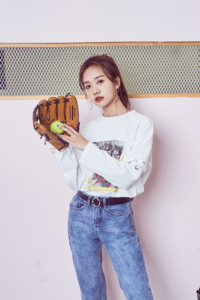 Γυναικέια μπλούζα για το φθινοπώρου σε λευκό με εφαρμογή κατάλληλη για την καθημερινή ζωή