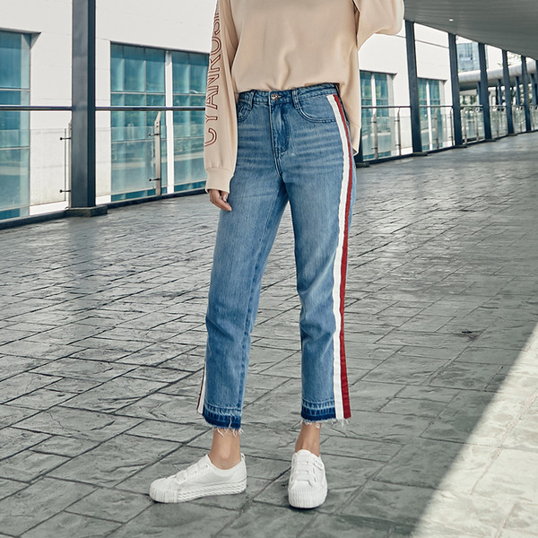 Κομψά γυναικεία τζιν με ιμάντες