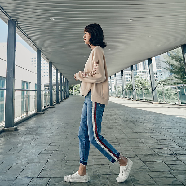 Κομψά γυναικεία τζιν με ιμάντες