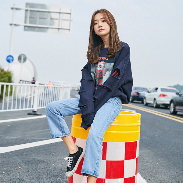 Αθλητική-κομψή κυρία μπλούζα με εφαρμογή και επιγραφές