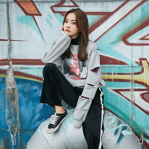 Αθλητική-κομψή κυρία μπλούζα με εφαρμογή και επιγραφές