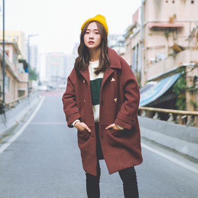 Κομψό γυναικείο παλτό κατάλληλο για το φθινόπωρο και το χειμώνα