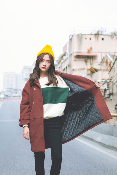 Κομψό γυναικείο παλτό κατάλληλο για το φθινόπωρο και το χειμώνα