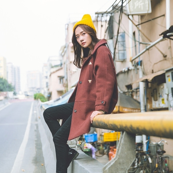 Κομψό γυναικείο παλτό κατάλληλο για το φθινόπωρο και το χειμώνα