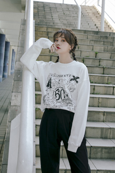 Γυναικεία μπλούζα σε άσπρο και μαύρο χρώμα με εφαρμογές