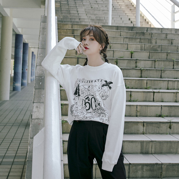 Γυναικεία μπλούζα σε άσπρο και μαύρο χρώμα με εφαρμογές