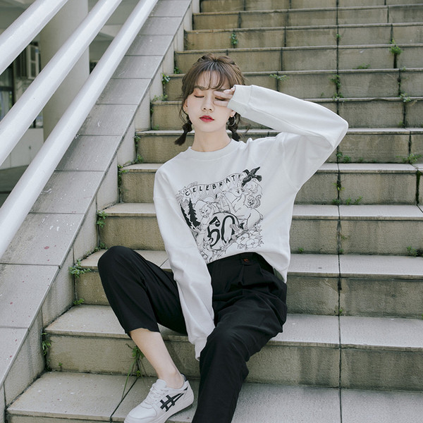 Γυναικεία μπλούζα σε άσπρο και μαύρο χρώμα με εφαρμογές