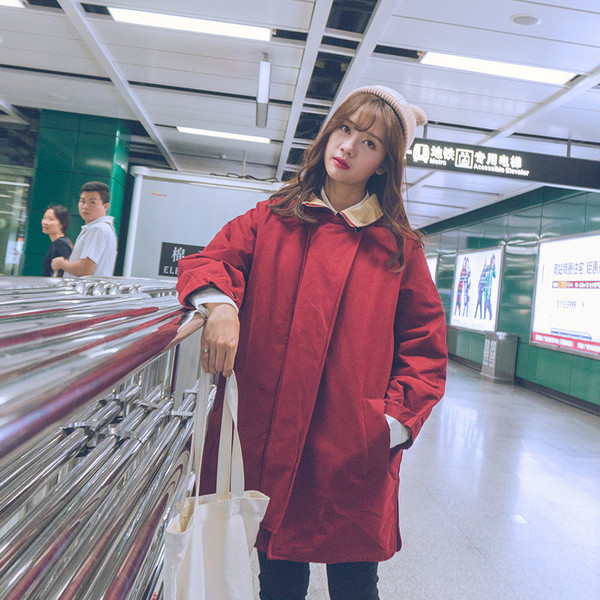 Σπορ-κομψό γυναικείο παλτό σε κόκκινο χρώμα