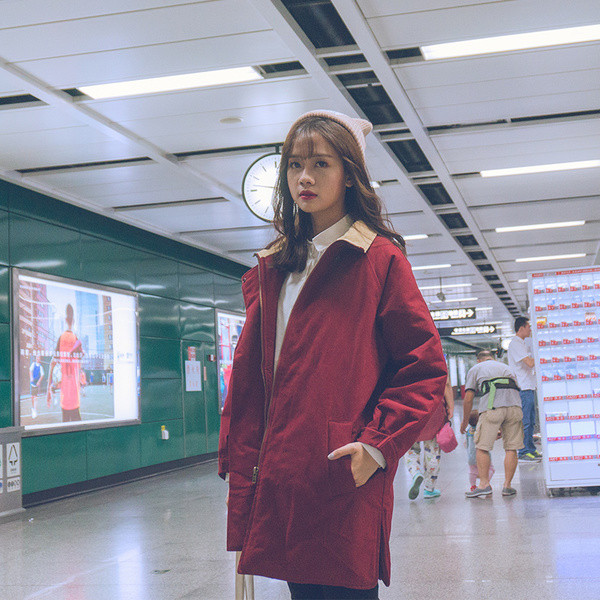 Σπορ-κομψό γυναικείο παλτό σε κόκκινο χρώμα