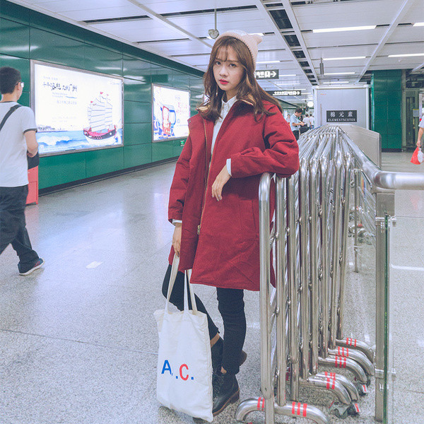 Σπορ-κομψό γυναικείο παλτό σε κόκκινο χρώμα