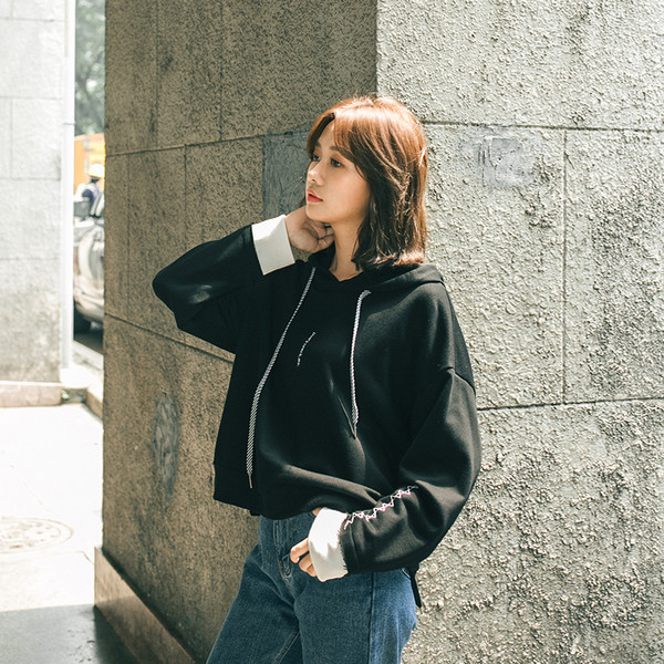 Γυναικεία αθλητικά  μπλουζάκια με κουκούλα 