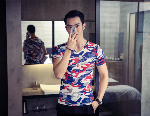 Ανδρική μπλούζα casual με κολάρο σε σχήμα V, κοντό μανίκι σε σχέδια καμουφλάζ