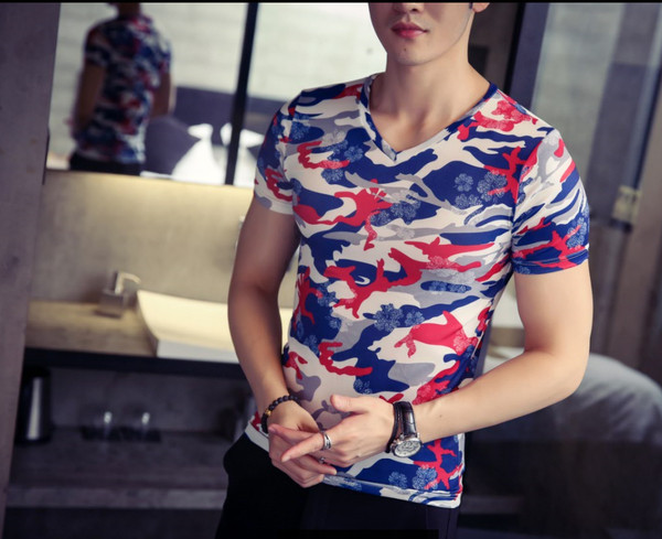 Ανδρική μπλούζα casual με κολάρο σε σχήμα V, κοντό μανίκι σε σχέδια καμουφλάζ