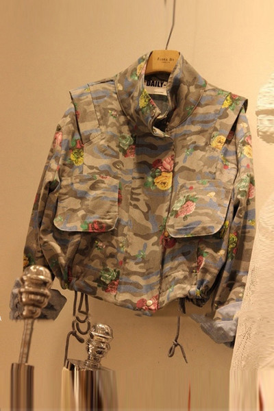 Ένα ενδιαφέρον λεπτό γυναικέιο μπουφάν