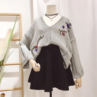 Дамски плетен пуловер с V-образно деколте в два цвята с бродерия