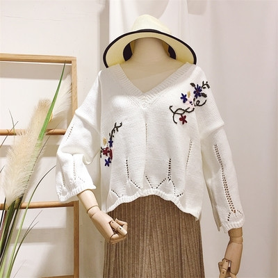Дамски плетен пуловер с V-образно деколте в два цвята с бродерия