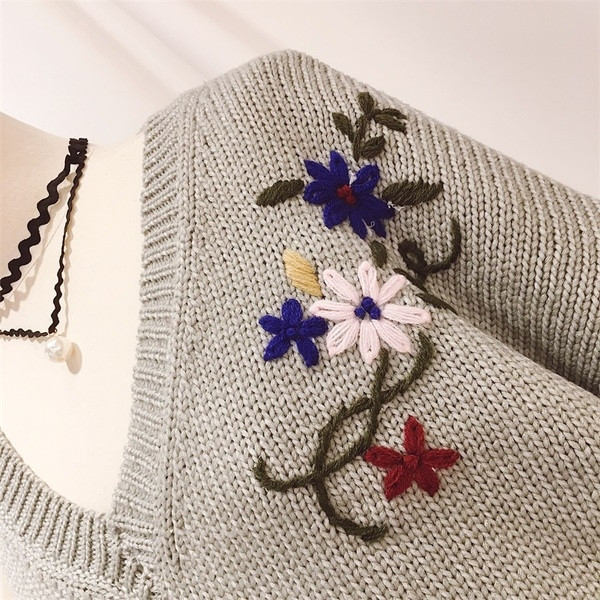 Дамски плетен пуловер с V-образно деколте в два цвята с бродерия