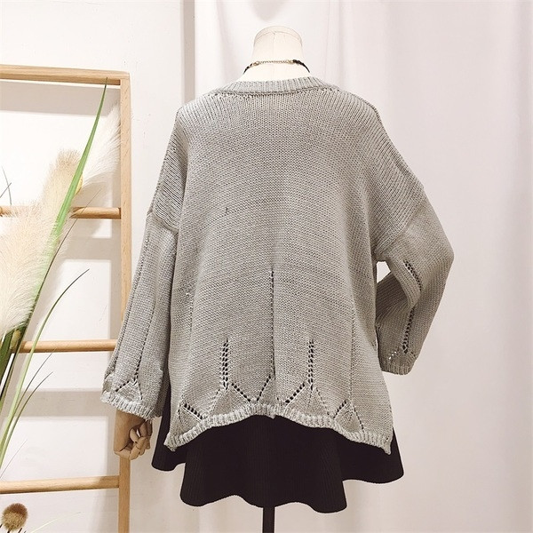 Дамски плетен пуловер с V-образно деколте в два цвята с бродерия