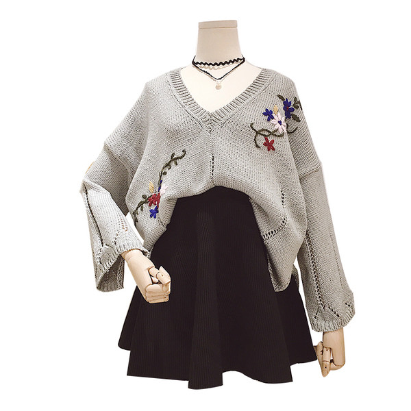 Дамски плетен пуловер с V-образно деколте в два цвята с бродерия