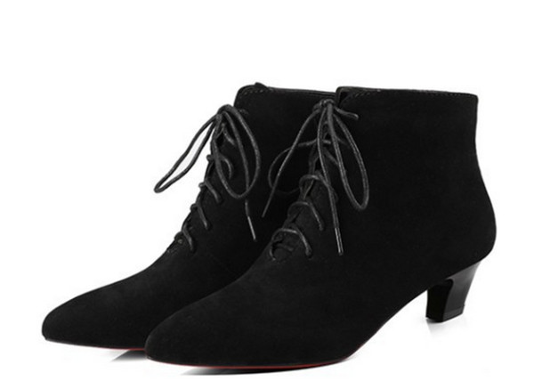 Стилни дамски обувки с нисък ток и връзки в ретро стил