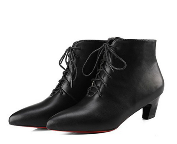 Стилни дамски обувки с нисък ток и връзки в ретро стил